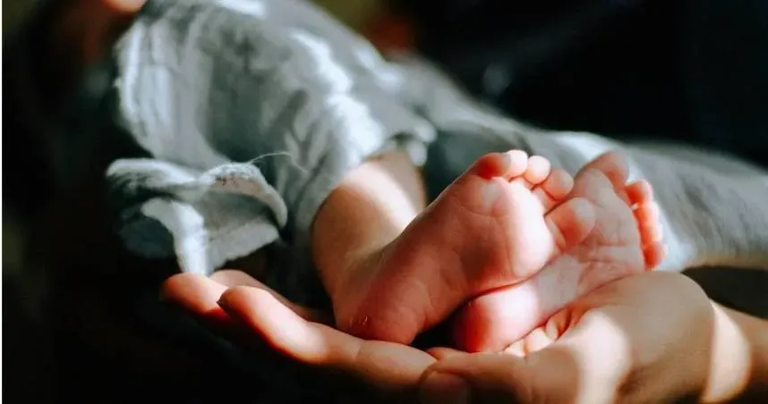 判決曝光！未滿1歲女嬰吐奶無意識送醫　越女拍頭、強烈搖晃致死