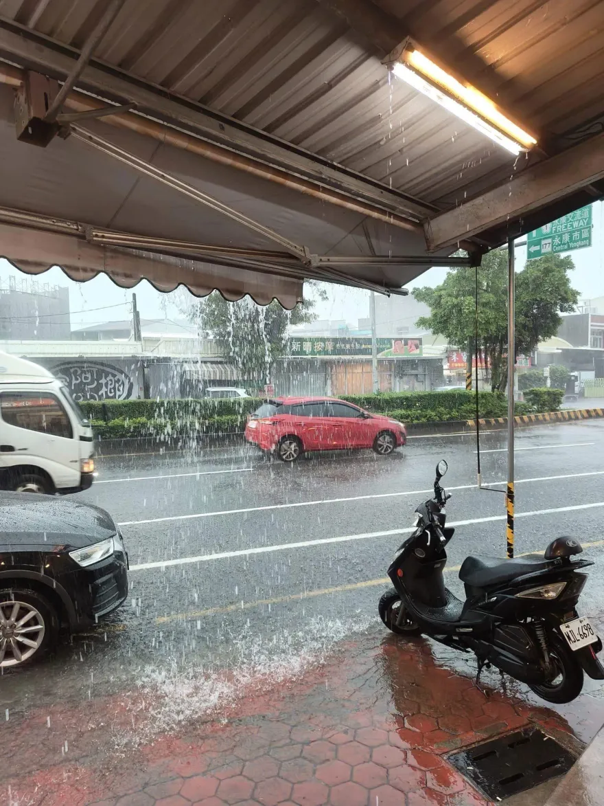 冰冰碰碰下班注意！台南雷雨「多處下冰雹」　路樹倒塌壓毀轎車
