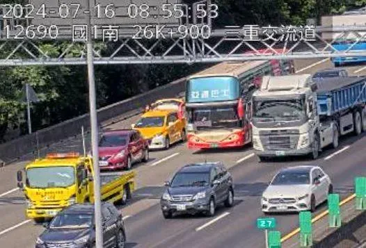 快訊/紫爆了！國1北向27k三重段「轎車、小黃追撞」　上班請注意