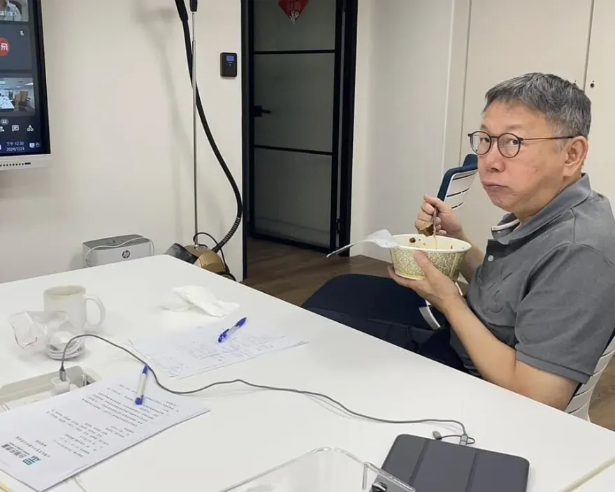 颱風天仍堅持進辦公室開會　柯文哲曝原因曬大啖泡麵照：你們吃啥？