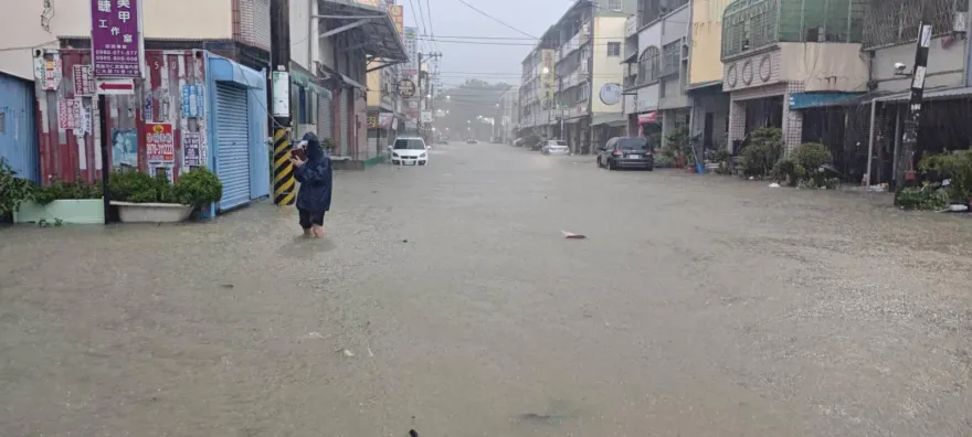 凱米漸離台灣！大雷雨開炸高雄、屏東　鄭明典：日累積雨量很高