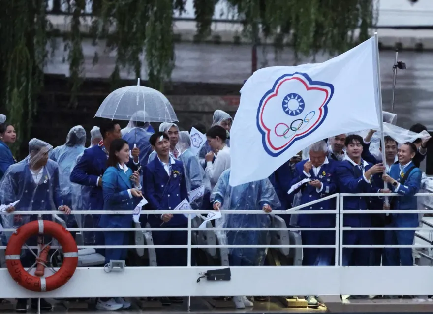 中華隊來了！戴資穎、孫振大雨中揮舞旗幟