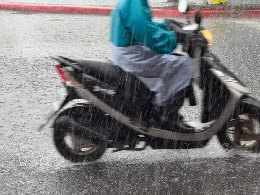雨彈猛襲半個台灣！9縣市大雨特報　一路炸到入夜