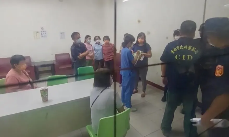快訊/台南六甲火警一家5口命喪火窟　檢警殯儀館相驗遺體家屬到場場面哀戚