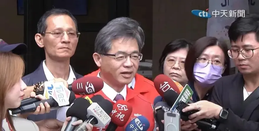 去年才因婚外情辭交長今年回鍋！李孟諺任政院有給職顧問