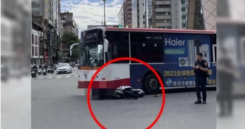 機車「煞不住」連人帶車慘遭公車「生吞」　騎士手腳擦挫傷送醫