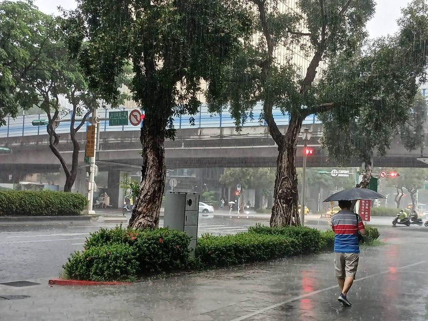 8縣市豪大雨特報！低壓帶接力襲「雨彈續轟到下週」
