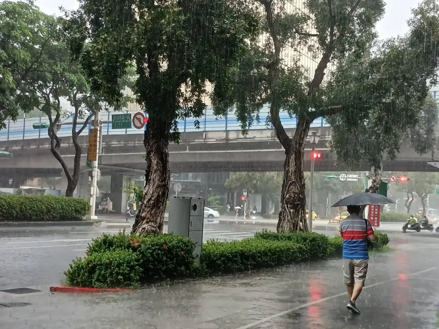 東北季風、華南雲雨強襲　「全台轟雷雨」低溫降回1字頭