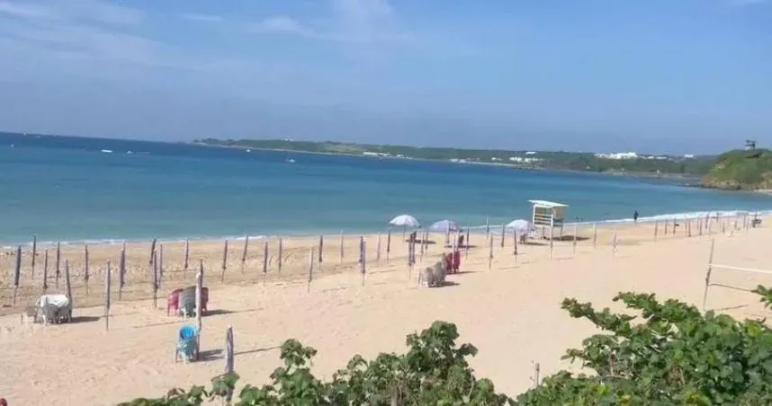墾丁、沖繩海灘大比拚！　漂浪島嶼：陽傘也可以是美麗風景