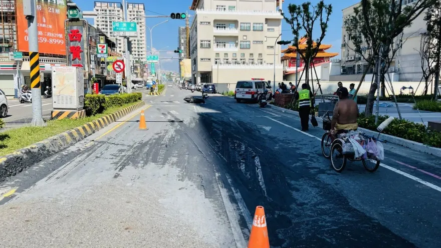 影/驚悚畫面曝光！台南半聯結車污泥灑滿地　2騎士慘摔急送醫
