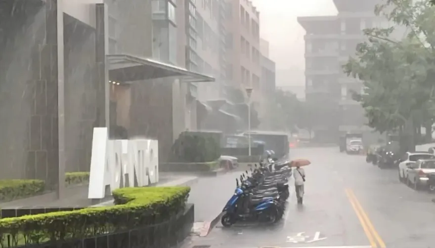 共伴發威了！風雨持續狂炸　氣象署示警「這7地」注意12級強陣風