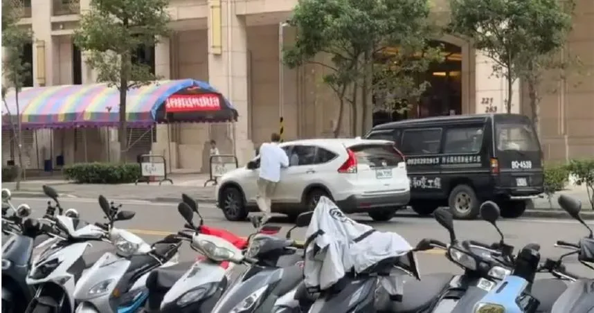 好痛！桃園情侶吵架「男友手遭車窗夾住」　女友竟踩油門拖著跑