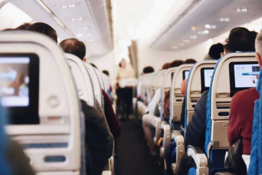 恐怖！達美客機飛到一半「乘客集體耳鼻冒血」 她曝：如刀刺耳朵