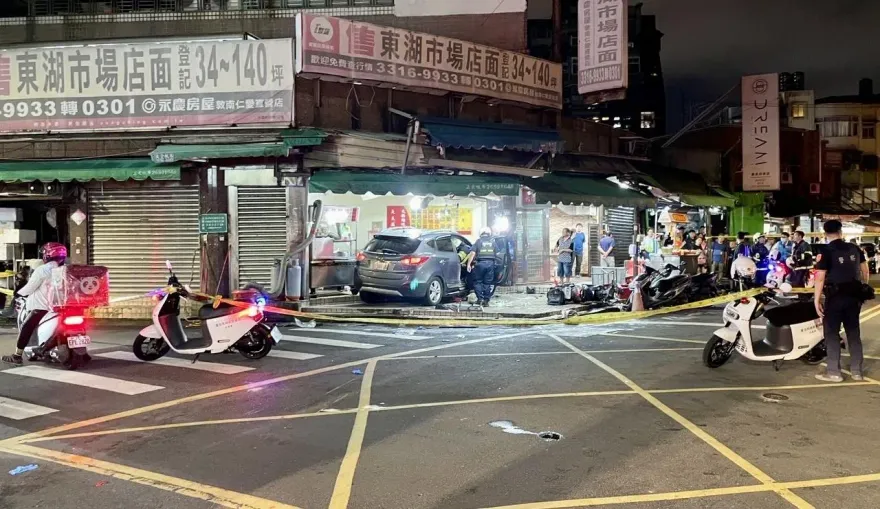 快訊/驚悚畫面曝！15歲少年駕休旅車高速衝撞內湖小吃攤　3人命危2人受傷