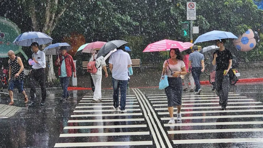 快訊/雨彈升級！16縣市豪大雨特報　3地防「超大豪雨」襲擊