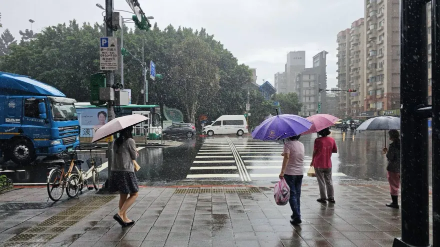 明起連2天暖熱　下波鋒面雨彈強襲「由北往南」掃過