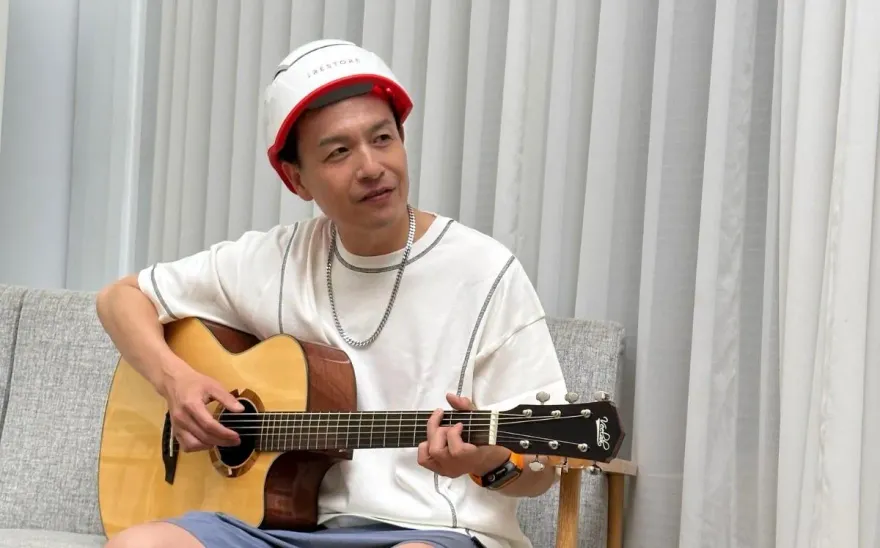 單身多年傳喜訊？53歲小鐘「手拿玫瑰」合體何妤玟　網驚：結婚了？