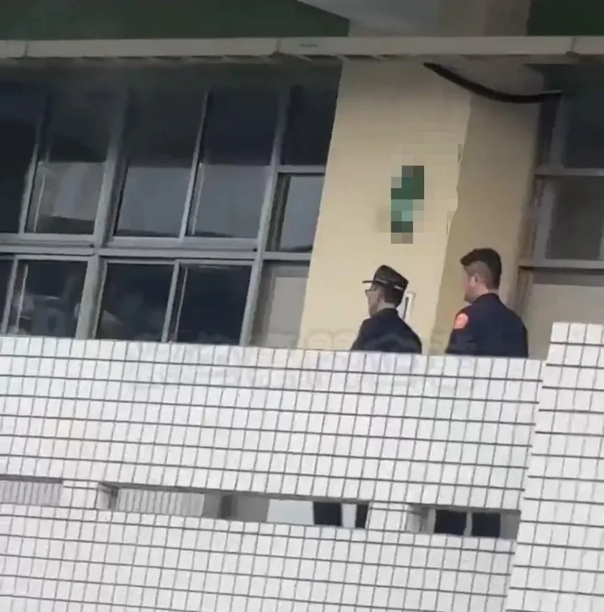 影/直擊現場！高雄火爆生課堂嗆師竟拿鋁條作勢敲自己　警急阻止