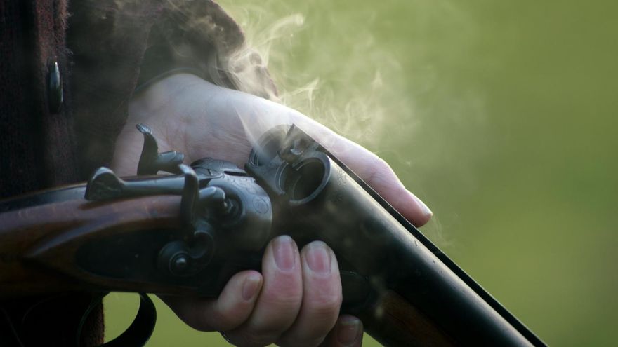 屢求復合遭拒！土耳其男闖前妻職場拿獵槍追殺　恐怖畫面曝光