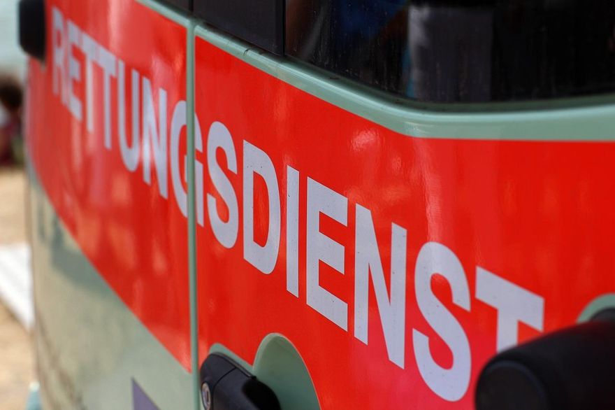 泰國觀光船遭風浪打翻　16名外籍遊客全獲救...女導遊不幸身亡