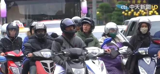 冬天騎車冷吱吱！　他喊全副武裝全網搖頭：穿雨衣 = 無敵