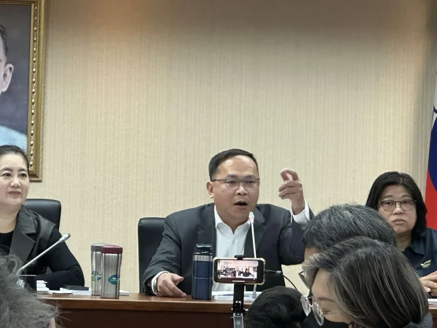 被王義川嗆中國人　黃揚明揭身世：監督執政黨就被抹紅？