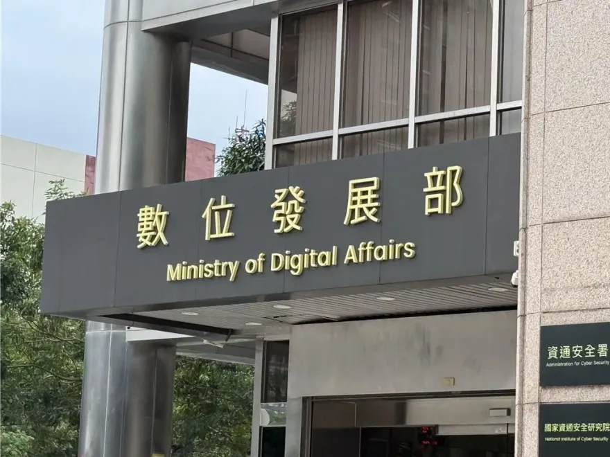 預算遭砍數發部稱無法買車票　黃揚明45字酸爆：證明它沒用