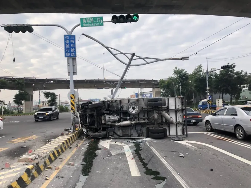影/萬丹「5車追撞」嚴重車禍！連路燈都撞斷　1人被送醫