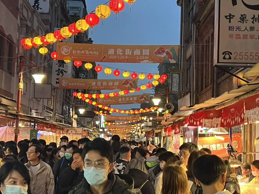 台北年貨大街禁菸首週！8人被抓抽菸、51件亂丟菸蒂