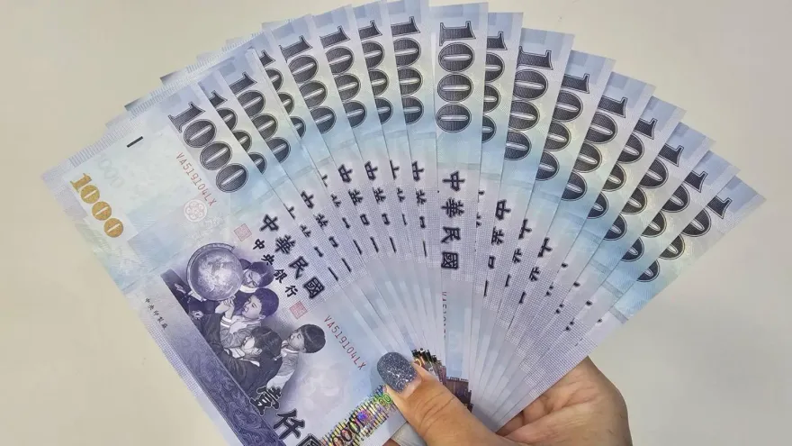 政府發錢了！勞保年金給付一早入帳　爽領近2萬元