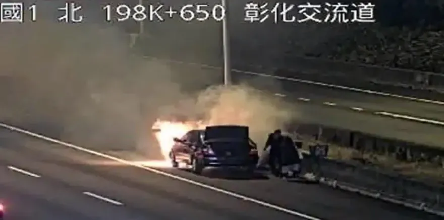 國一彰化交流道旁火燒車　駕駛急棄車逃生