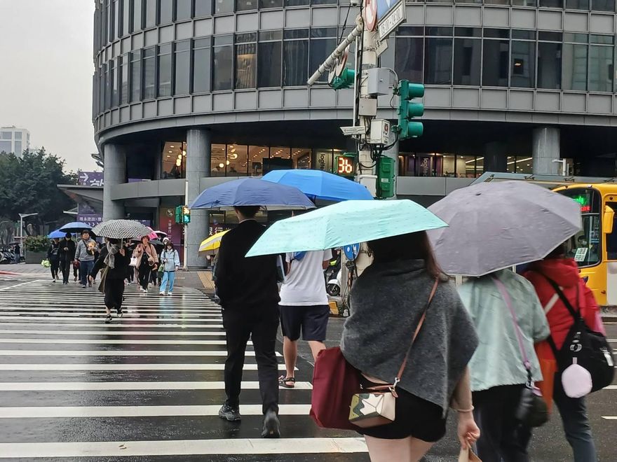 明起午後雷雨擴及桃園以南　新熱帶低壓最快8/28登場