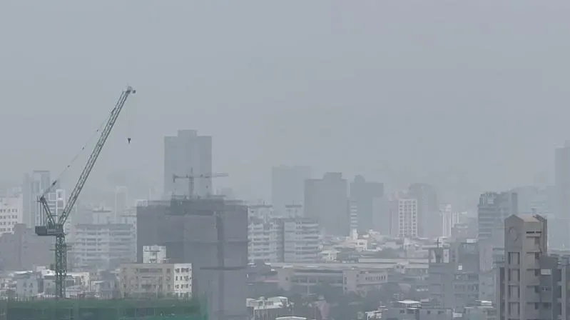 影/天空霧茫茫！高雄10區空品亮紅燈　環保局啟動應變
