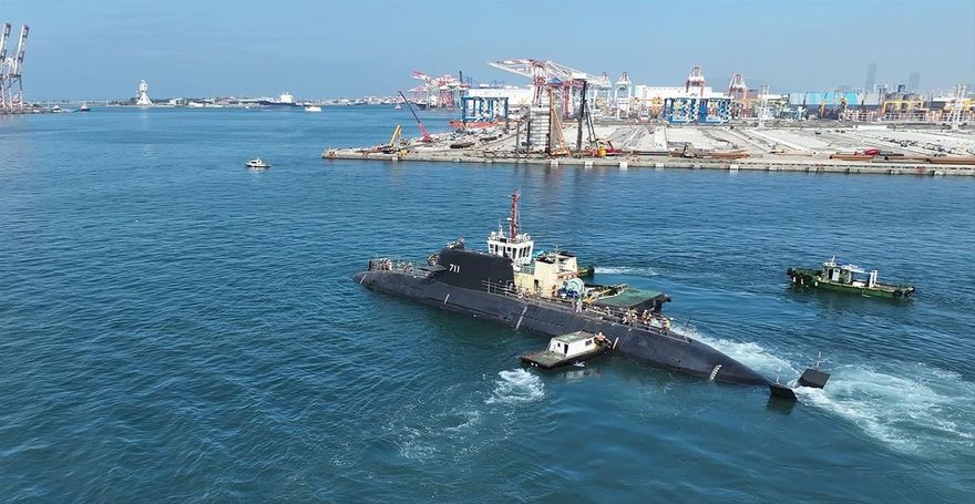 王浩宇嗨喊海鯤號「成功浮起」　網友狂酸：潛艇還是浮艇？