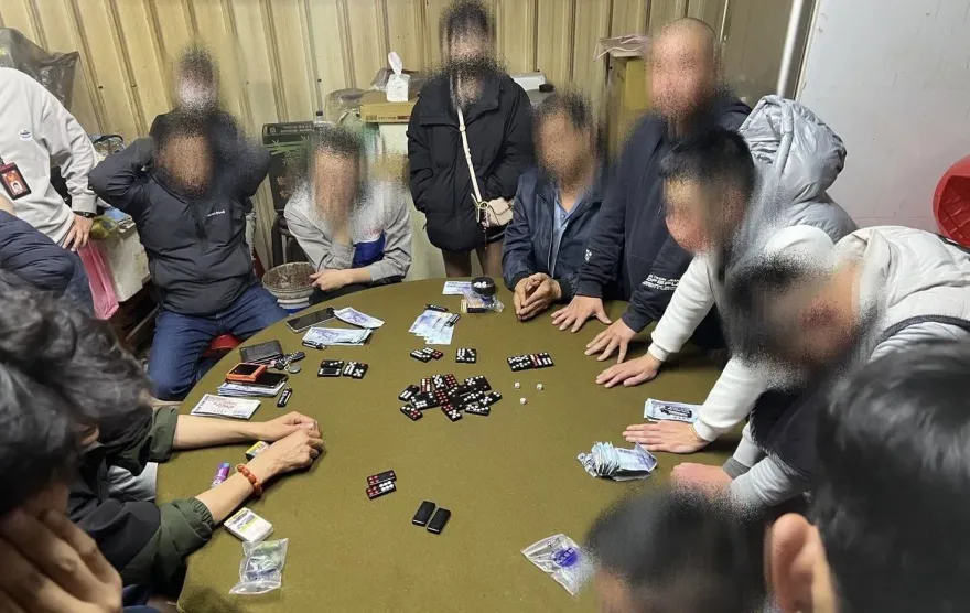 影/看不下去！賭到孩子學費繳不出來　友人舉報警破賭場逮19人