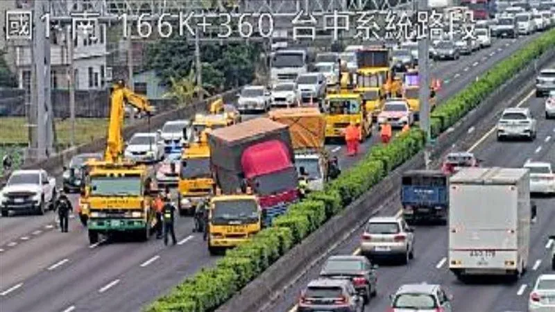 上班注意！國1台中段爆4車追撞　時速剩18公里