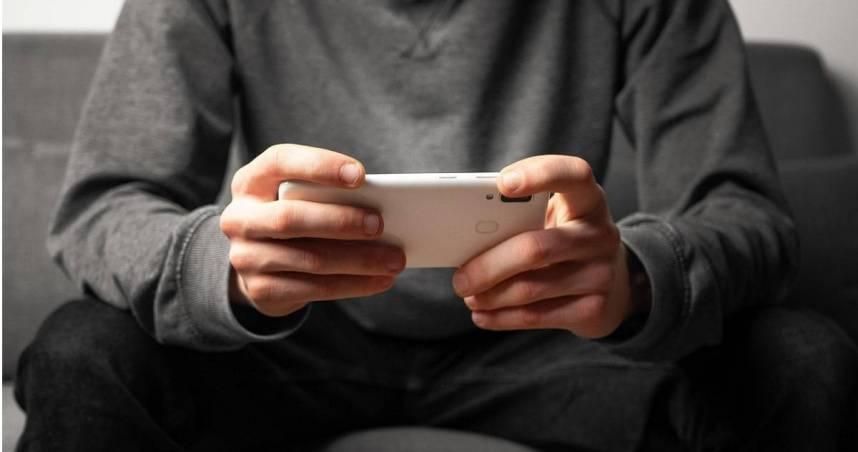 廁所滑手機母湯啊！男大生「血痔肛裂」慘兮兮