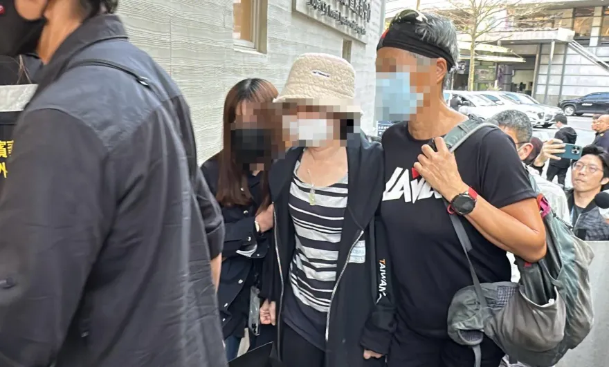 董座殺人案最新！技術長遺體解剖　妻子悲痛現身低頭不語