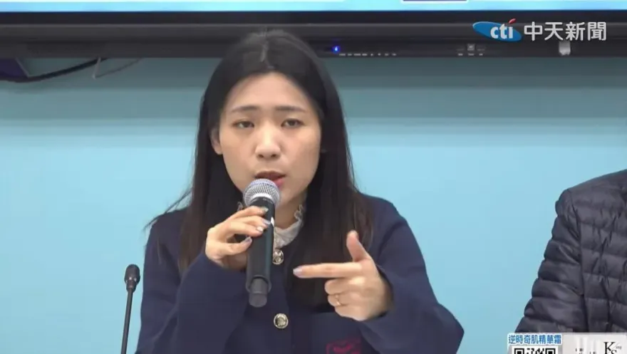 為何比中指、在立院穿睡衣？　徐巧芯把原因全說了