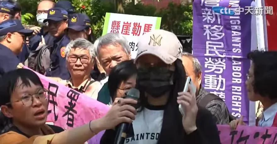 遭驅逐出境49天！陸配亞亞首露面　吐小孩問：啥時接我們回家