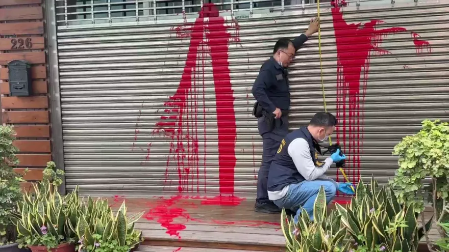 公司門口慘遭潑紅漆還被嗆聲　鳳梨：佛法回擊陰招