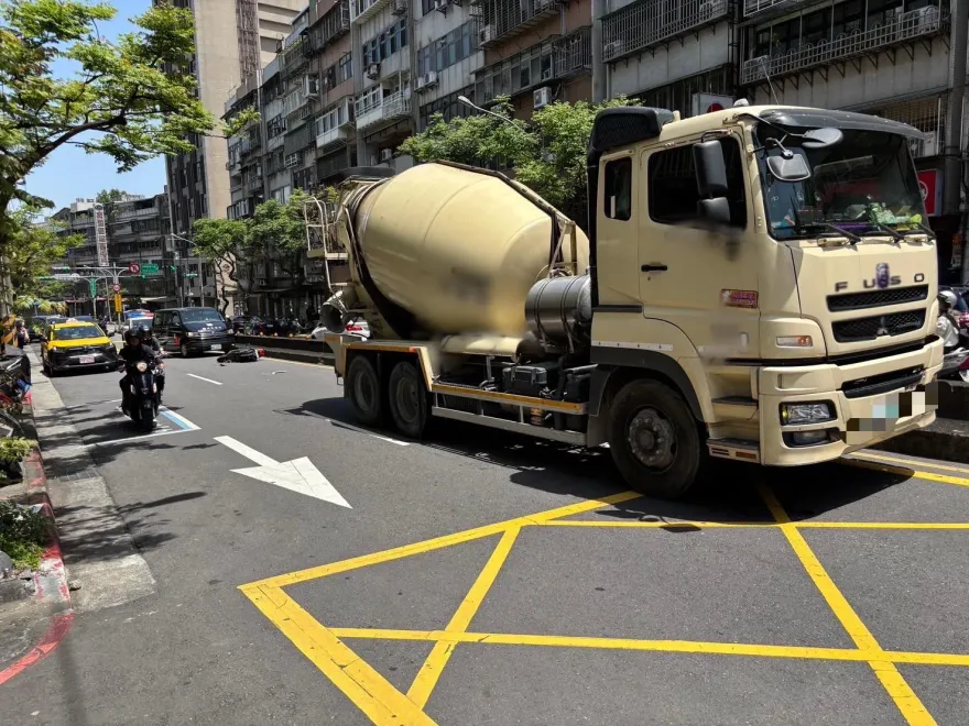 影/奪命瞬間！阿嬤騎士擦撞預拌車遭輾　臟器外露慘死