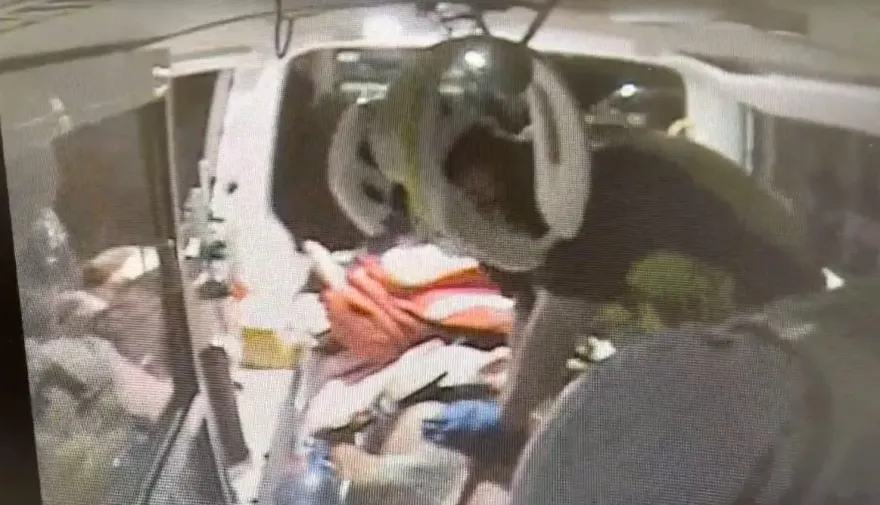 影/苗栗男持雙刀挾持女友還朝警逼近　遭警連開2槍擊斃