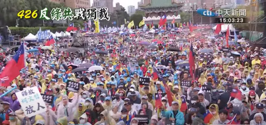 影/高雄人怒了！她曝「45輛遊覽車近2千人」北上426戰獨裁