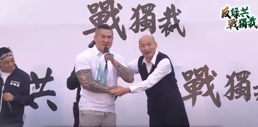 影/韓國瑜、陳之漢合體！驚天一抱　館長痛哭：救出柯文哲