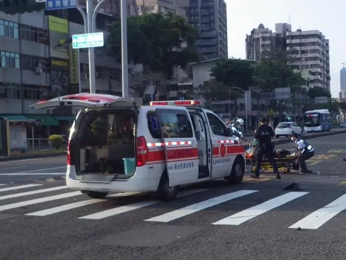 影/清晨闖紅燈釀死亡車禍！高雄騎士撞轎車魂斷路口