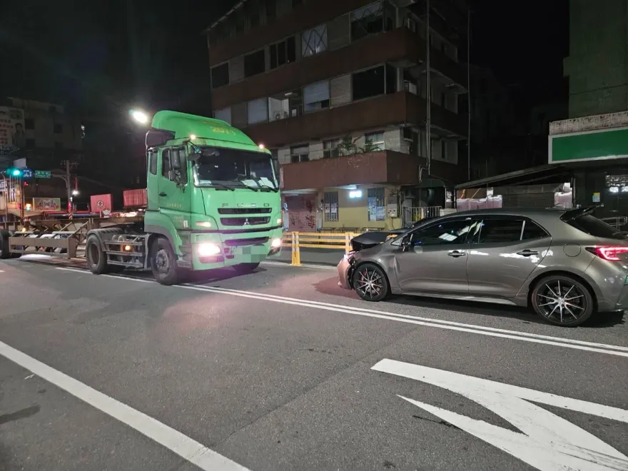 影/基隆89猴開車逆向pk聯結車！徒步肇逃「乘客被抓回」