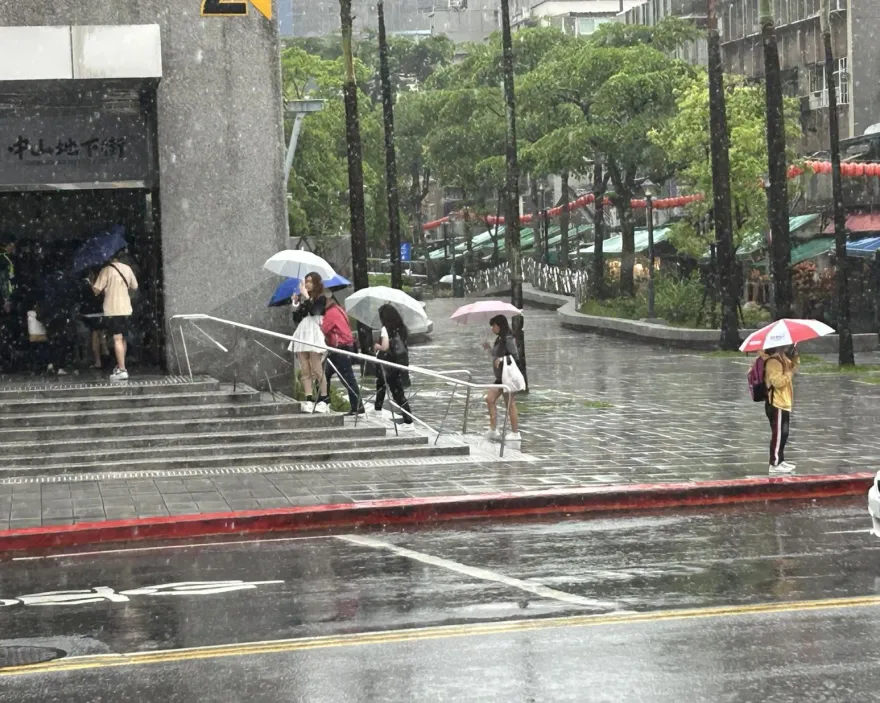 第2波梅雨鋒面殺來！全台「劇烈變天」　雨彈連轟2天