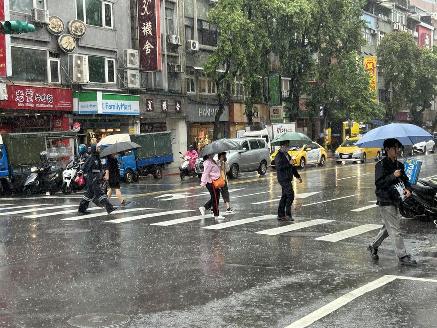 梅雨鋒面強襲！雨越晚越大　吳德榮：5/29防劇烈天氣