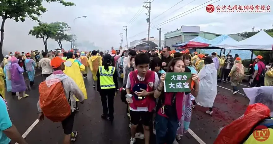 粉紅超跑遇「大罷免大成宮」急倒車　媒體人：信眾無辜